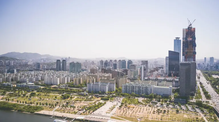 Experience the expansive skyline of a bustling metropolis captured in bright daylight.